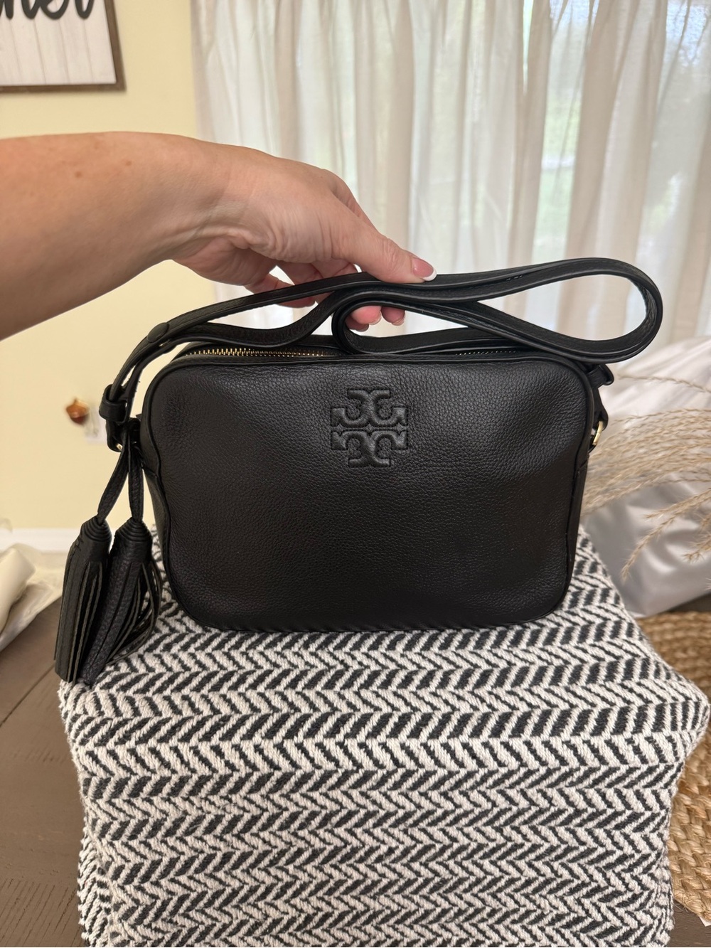 Tory Burch Thea Leather Camera Bag – Black | Adjustable Crossbody & Shoulder Bag - Picture 3 of 10